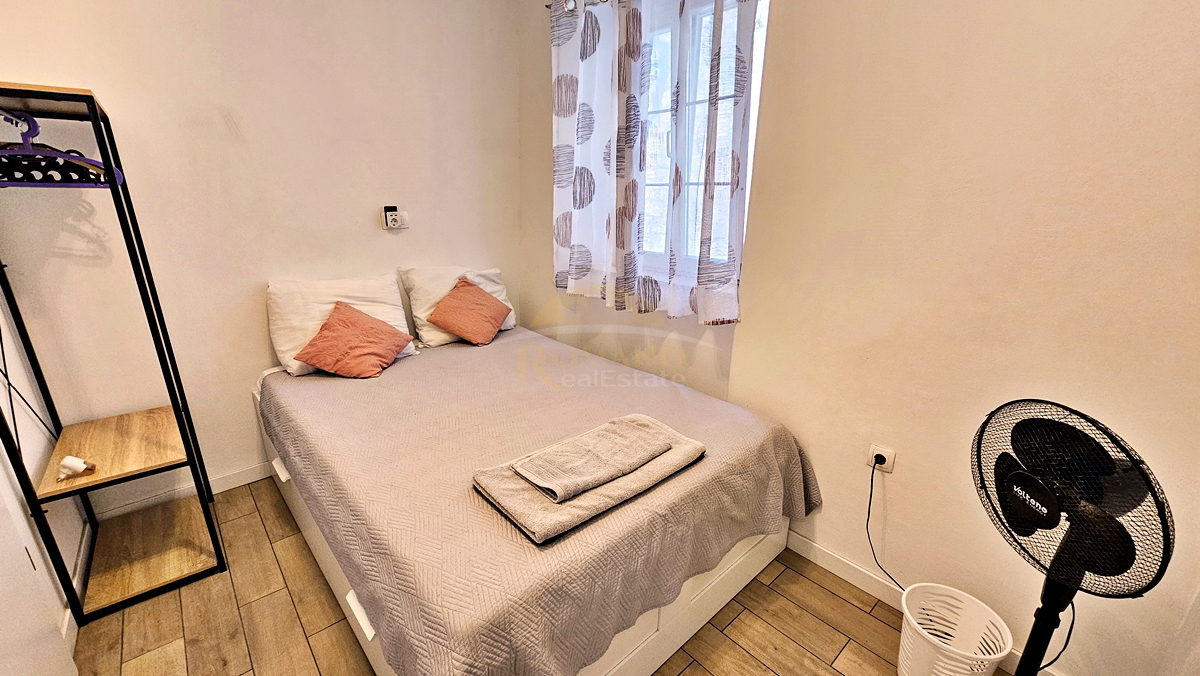 Casa in pietra ristrutturata nel centro storico di Trogir su 5 piani